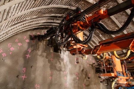 Construction of piperoof grouting for tunnel construction.